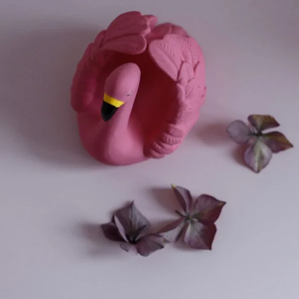 NATRUBA käsitööna valminud kummist keemiavaba närimis- ja vannilelu Ujuv Flamingo, 0+ eluaastat