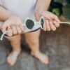 Kietla kruvideta ja 100% purunematu raamiga kõrge UVA ning UVB kaitsega polariseeritud Mõmmibeebi päikeseprillid lastele 1-2 eluaastat, toon ALMOND GREEN – pilt 2